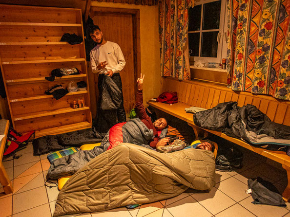 Rundwanderung am Grüntensee: Teilnehmende des Integrationsprojekts Wanderglück genießen die gemeinsame Rundwanderung am malerischen Grüntensee im Allgäu, erleben Natur und Gemeinschaft trotz Regen und entdecken die Vielfalt der Landschaft
