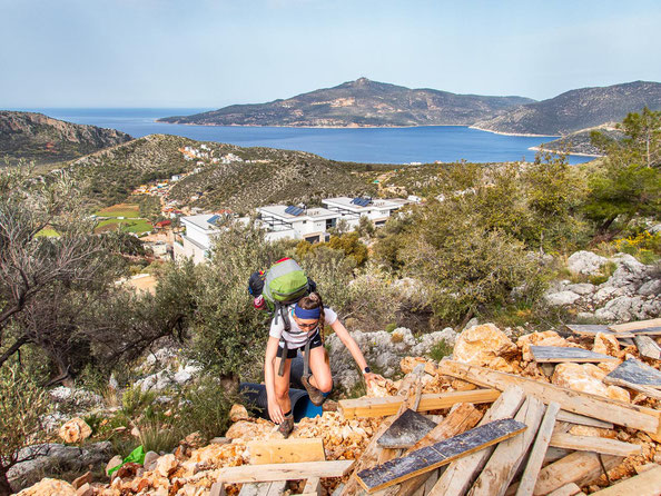 Mehrtagestrekking auf dem Lykischen Weg in der Türkei - wandern fernab der Zivilisation in einer traumhaften Landschaft umgeben von Meer, Klippen und Bergen. (hier: Etappe 8 von Kalkan nach Saribelen).