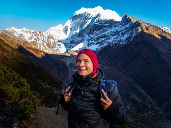 Myriam von Puls der Freiheit beim Manaslu-Trekking in Nepal vor schneebedecktem Berg – eindrucksvolle Himalaya-Trekkingtour