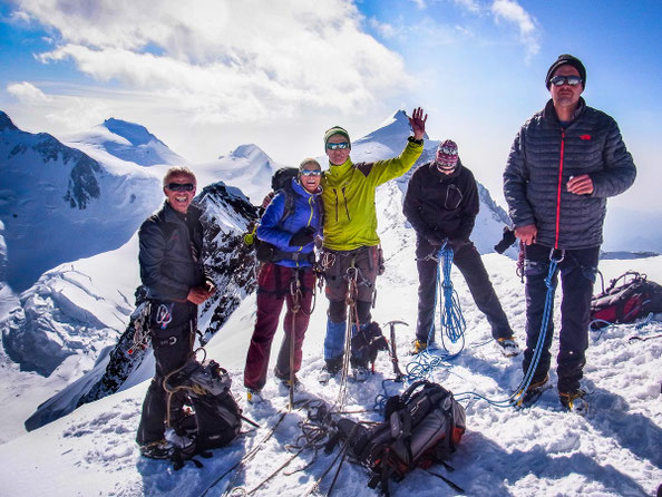 Myriam von Puls der Freiheit mit einer Bergsteigergruppe auf Hochtour auf einem 4000er im Berner Oberland – alpine Herausforderung und Gipfelabenteuer