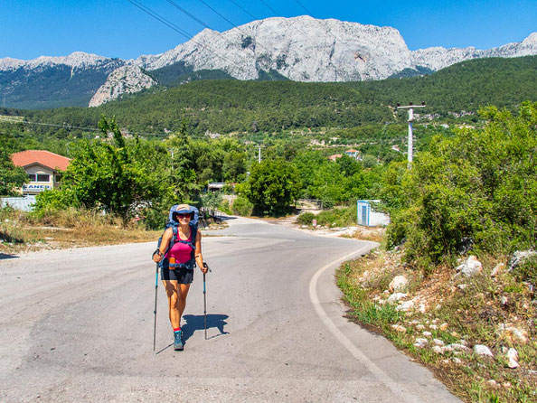 Mehrtagestrekking auf dem Lykischen Weg in der Türkei - wandern fernab der Zivilisation in einer traumhaften Landschaft umgeben von Meer, Klippen und Bergen. (hier: Etappe 16 von Gedelme nach Göynük Yaylasi)