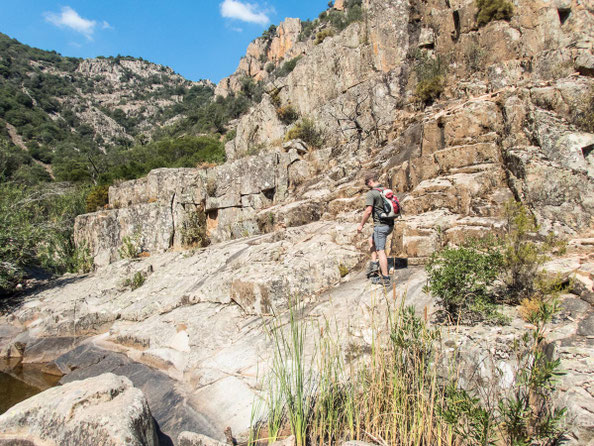 Wanderung durch eine beeindruckende Karstschlucht im sardischen Hinterland