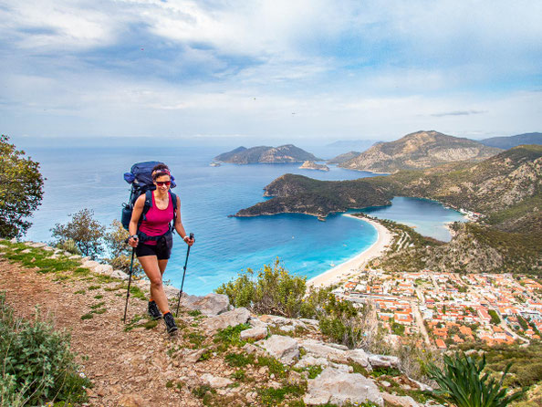 Mehrtagestrekking auf dem Lykischen Weg in der Türkei - wandern fernab der Zivilisation in einer traumhaften Landschaft umgeben von Meer, Klippen und Bergen.