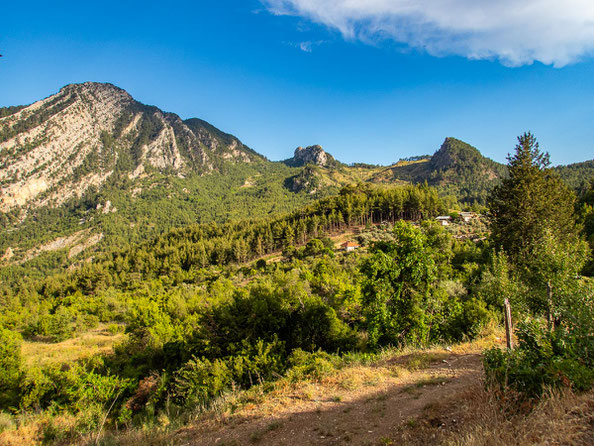 Mehrtagestrekking auf dem Lykischen Weg in der Türkei - wandern fernab der Zivilisation in einer traumhaften Landschaft umgeben von Meer, Klippen und Bergen. (hier: Etappe 16 von Gedelme nach Göynük Yaylasi)