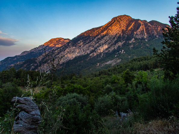 Mehrtagestrekking auf dem Lykischen Weg in der Türkei - wandern fernab der Zivilisation in einer traumhaften Landschaft umgeben von Meer, Klippen und Bergen. (hier: Etappe 16 von Gedelme nach Göynük Yaylasi)