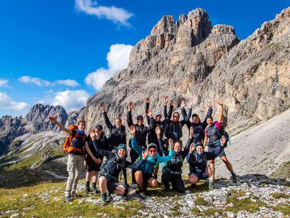 Myriam von Puls der Freiheit mit jungen Erwachsenen auf erlebnispädagogischer Dolomitendurchquerung – geführte Mehrtagestour in den Dolomiten