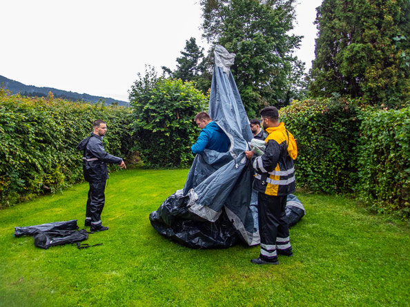 Rundwanderung am Grüntensee: Teilnehmende des Integrationsprojekts Wanderglück genießen die gemeinsame Rundwanderung am malerischen Grüntensee im Allgäu, erleben Natur und Gemeinschaft trotz Regen und entdecken die Vielfalt der Landschaft