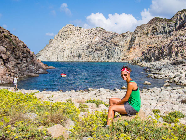 Wanderung auf Sardinien mit Blick auf die zerklüftete Küstenlandschaft