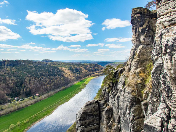 Mehrtageswanderung in Deutschland - unterwegs auf dem Malerweg im Elbsandsteingebirge in der Sächsischen Schweiz (Blick von der Bastei auf die Elbe)