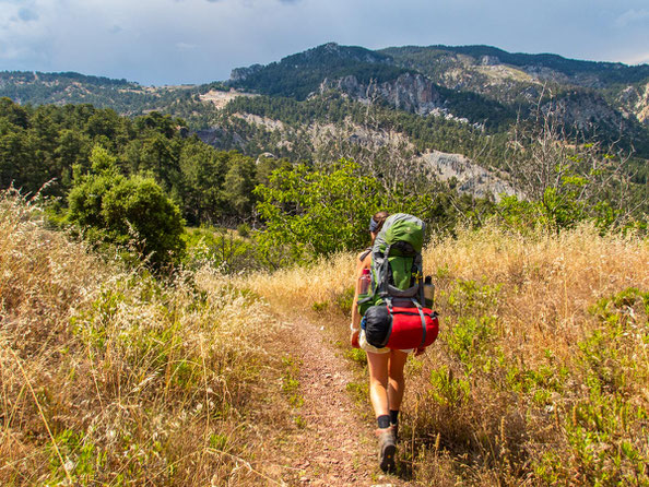 Mehrtagestrekking auf dem Lykischen Weg in der Türkei - wandern fernab der Zivilisation in einer traumhaften Landschaft umgeben von Meer, Klippen und Bergen. (hier: Etappe 16 von Gedelme nach Göynük Yaylasi)