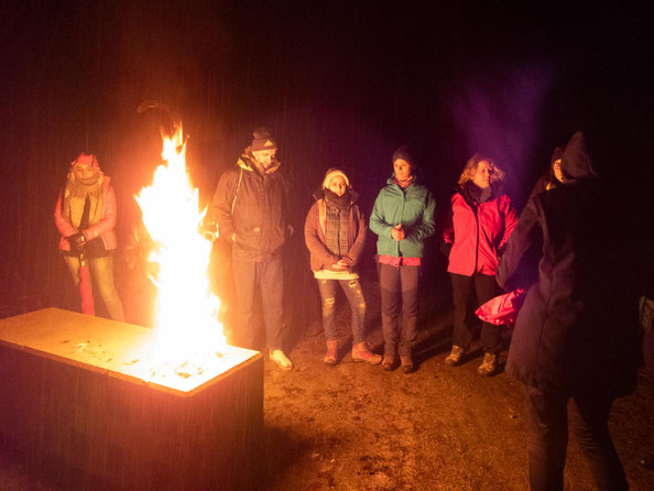 Am Ende hatten wir uns nochmals am Feuer aufgewärmt.