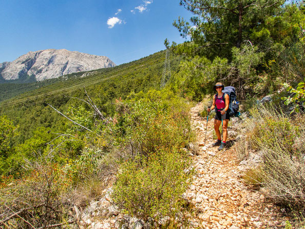 Mehrtagestrekking auf dem Lykischen Weg in der Türkei - wandern fernab der Zivilisation in einer traumhaften Landschaft umgeben von Meer, Klippen und Bergen. (hier: Etappe 16 von Gedelme nach Göynük Yaylasi)