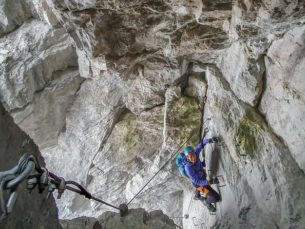 Der Hexensteig bei Silenen - ein absolut besonderer Klettersteig, bei dem man über Baumstämme durch einen Felsriss klettert.