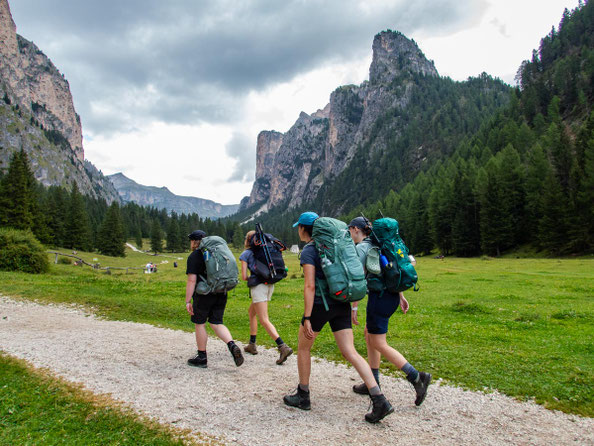 Impressionen der Dolomiten auf unserer Mehrtageswanderung Etappe 1 von Wolkenstein zur Puez Hütte, im Naturpark Puez-Geisler.