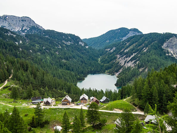 6-Seen-Wanderung im Salzkammergut - dem größten Seenhochplateau in Mitteleuropa. Hier zu sehen - der Steirersee.