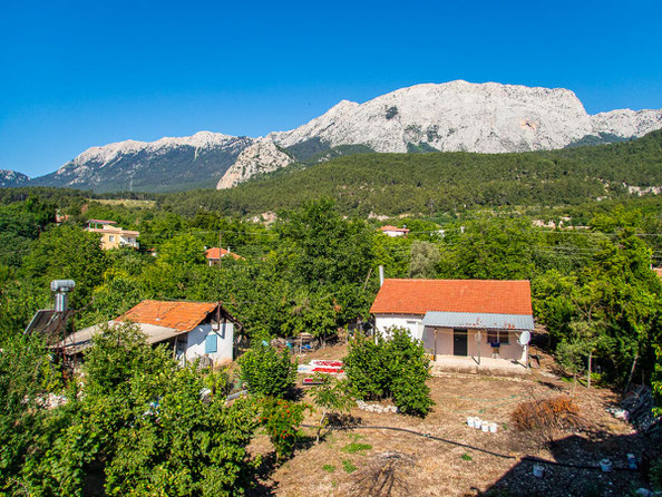 Mehrtagestrekking auf dem Lykischen Weg in der Türkei - wandern fernab der Zivilisation in einer traumhaften Landschaft umgeben von Meer, Klippen und Bergen. (hier: Etappe 16 von Gedelme nach Göynük Yaylasi)