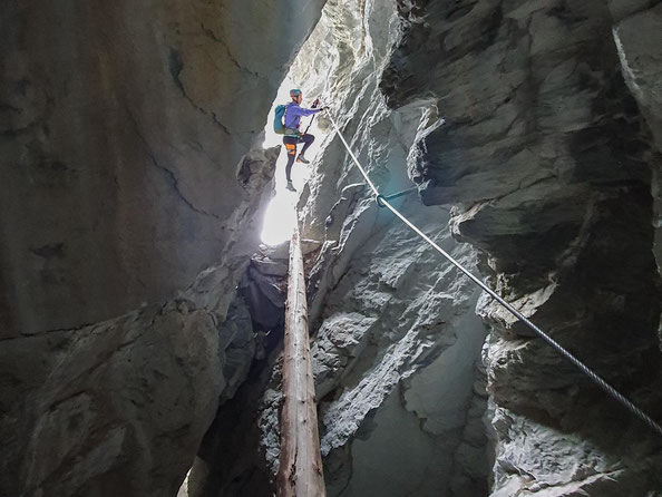 Der Hexensteig bei Silenen - ein absolut besonderer Klettersteig, bei dem man über Baumstämme durch einen Felsriss klettert.