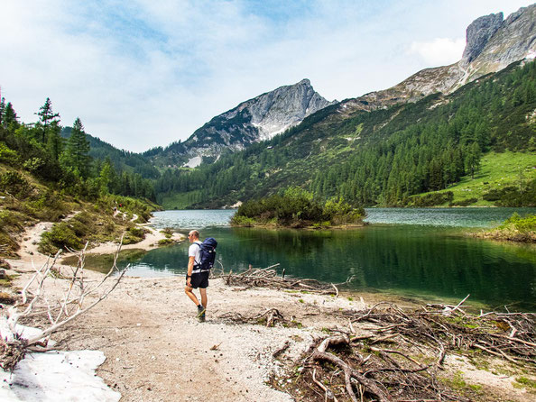 6-Seen-Wanderung im Salzkammergut - dem größten Seenhochplateau in Mitteleuropa. Hier zu sehen, der Steirersee.