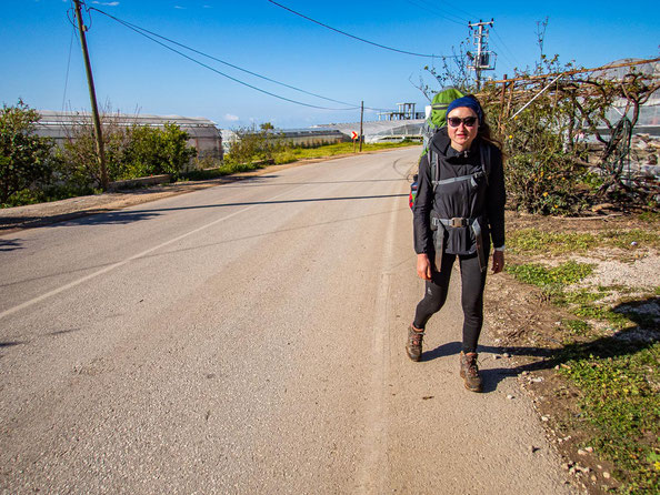 Mehrtagestrekking auf dem Lykischen Weg in der Türkei - wandern fernab der Zivilisation in einer traumhaften Landschaft umgeben von Meer, Klippen und Bergen. (hier: Etappe 5 von Xanthos (Kinik) nach Akbel)