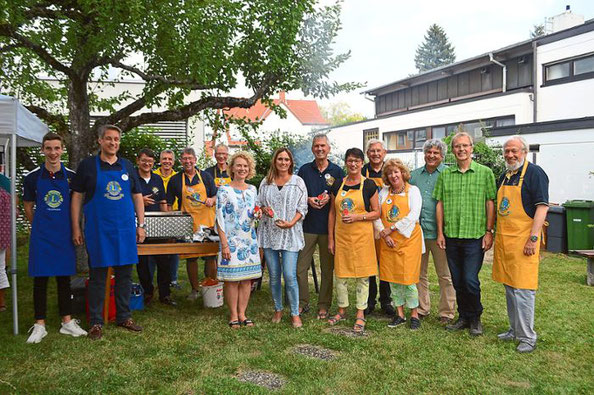 Die Mitglieder der Lions Freizeitwerkstatt und die Organisatoren des Arbeitskreises Asyl freuen sich über die gute Zusammenarbeit beim Sommerfest. Foto: Kratt Schwarzwälder Bote