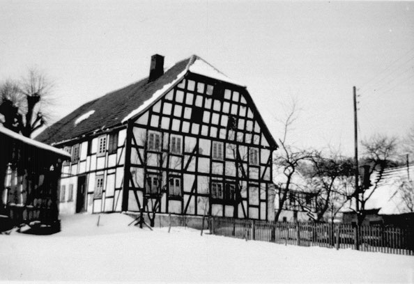 Dieses stattliche Bauernhaus stand in Sallinghausen, wurde dort abgerissen, verkauft und in Hengsbeck wieder aufgebaut.