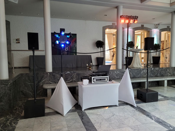 Discjockey Hochzeit und Event in Aachen, hier im Bild "Schloss Rahe - Atrium".