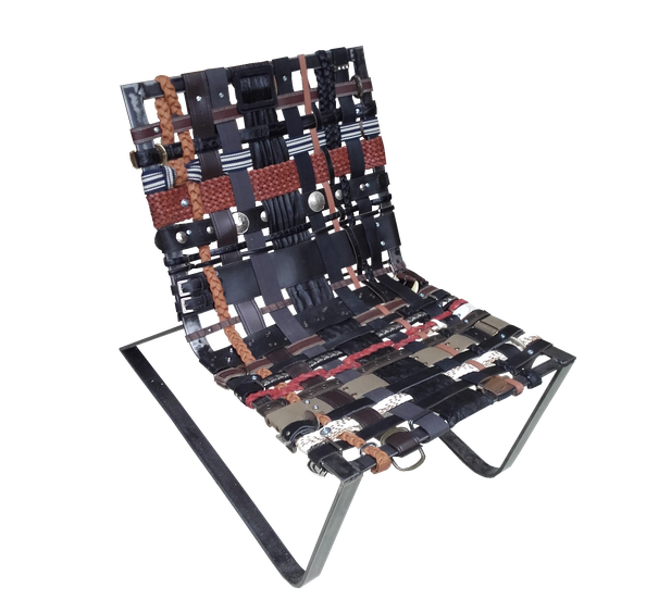 Chaise fabriquée avec des vielles ceintures chinées en brocante et du métal recyclé venant de déchets de ferraillage.
