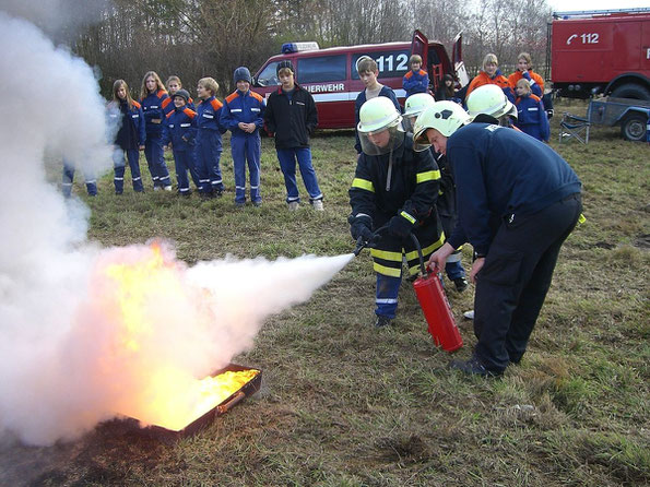 unser stellv. Jugendwart erklärt den richtigen Umgang mit Feuerlöschern und jeder darf mal ausprobieren