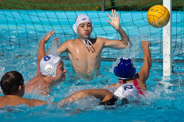 200 Jungen und Mädchen spielen im Buxtehuder Heidebad beim Wasserballturnier