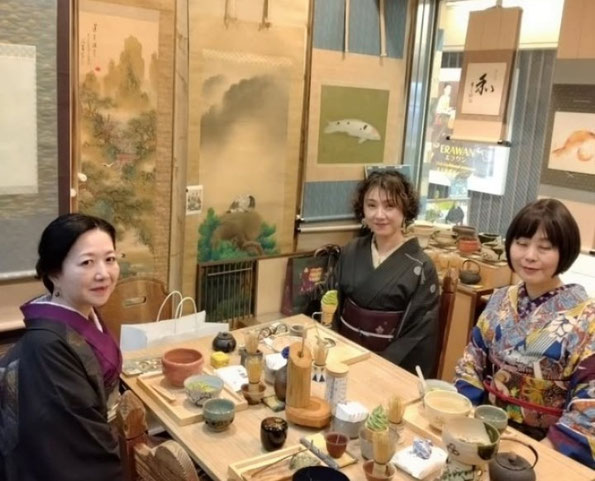 創業元治元年(1864年)日本の伝統文化を今日に伝える喜びを託して　表具師　田中一生　大阪市北区梅田一丁目大阪駅前第2ビル地下2階郵便局隣JR北新地駅すぐ　携帯番号09078805757　電話0663415500