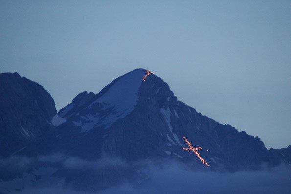 Johannesfeuer an der Alpspitze, 2628 m über GAP, ( Foto: W. Roth )