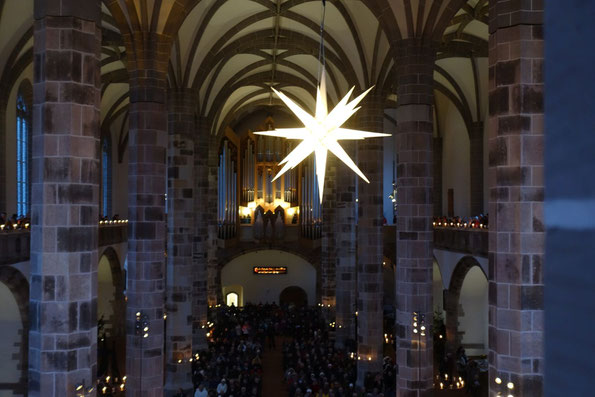 zum Lichtelfest weihnachtlich geschmückte St.-Wolfgangs-Kirche in Schneeberg