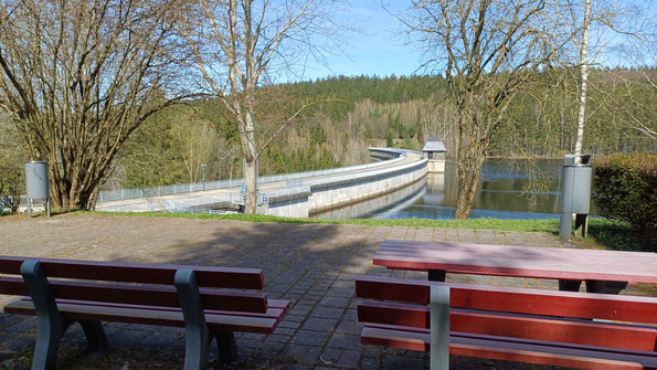 schöner Rastplatz mit Ausblick an der Geigenbach Talsperre bei Werda (Foto: W. Roth 07.04.2024)