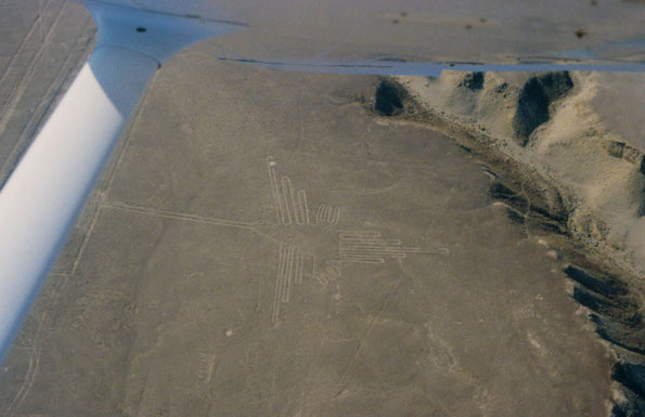 Blick vom Flugzeug auf die Nasca Geoglyphe Kolibri