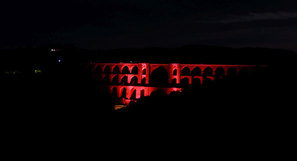 die Göltzschtalbrücke leuchtet zum bundesweiten Aktionstag in ROT - Foto: W. Roth