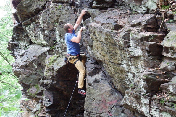 Klettern am Hirschenstein in Klingenthal / Vogtland (Foto: W.Roth)