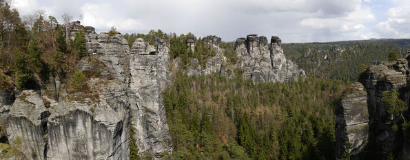 Blick von der Bastei in den Felskessel von Rathen