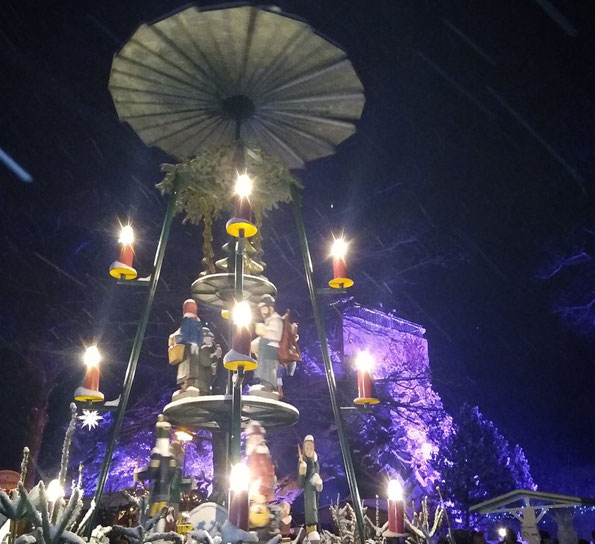 Falkensteiner Bornkinnelmarkt am 3. Advent mit Pyramide und Schloßfelsen