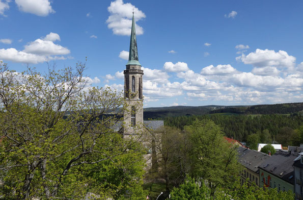 Frühling in Falkenstein, Blick vom Schlossfelsen zur Kirche Zum Heiligen Kreuz, 27.04.2024 (Foto: J.Bartsch)