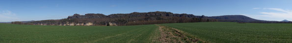 Aussicht über die Schrammsteine, den Großen Winterberg und bis zum Rosenberg ( Foto: J. Bartsch )