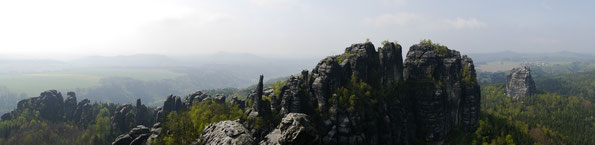 Blick von der Schrammsteinaussicht - Bitte das Panorama anklicken für eine grössere Ansicht 