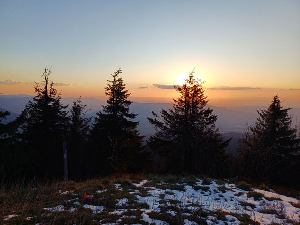 Sonnenuntergang auf dem Lysá hora - 1323 m, höchster Berg der Mährisch-Schlesischen Beskiden, (Foto: W. Roth, 27.04.2024)