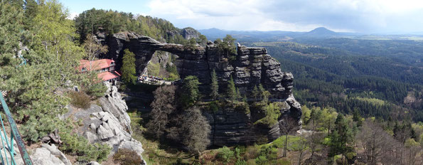 Das Prebischtor in der Böhmischen Schweiz, ist die größte natürliche Sandstein-Felsbrücke Europas.