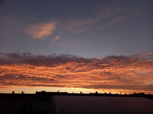 "der Himmel brennt" über den Dächern von Falkenstein, 01.07.2026