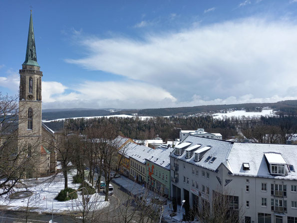 April Winter über Falkenstein, Blick vom Schloßfelsen mit Kirche "Zum Heiligen Kreuz", 09.04.2022 ( Foto: J. Bartsch )