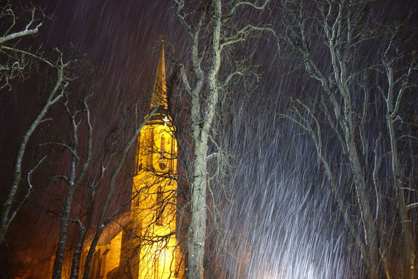 Kirche "Zum Heiligen Kreuz" in Falkenstein bei schneegestöber (Foto J. Bartsch 15.12.2024)15.12.2024