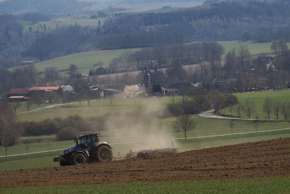 Feldbestellung bei Kloschwitz: es stauben die Felder, trotz voller Talsperren im Vogtland, Foto: W. Roth