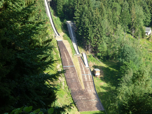 Blick vom Flößgrabenweg zu den kleinen Aschbergschanzen