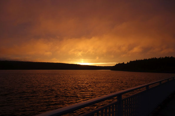 Sonnenuntergangs Stimmung über der Talsperre Muldenberg am 4. Advent 2020 (Foto: J. Bartsch)