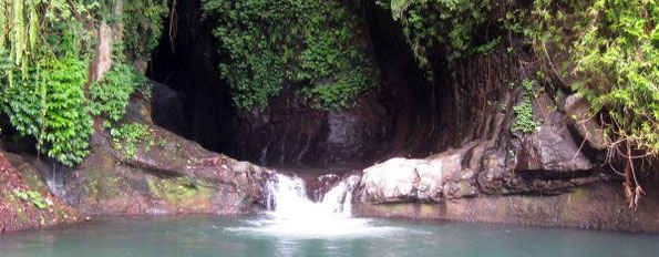 Natürlicher Flusspool vor grandioser Felswand